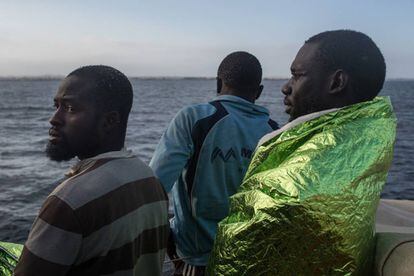 Un grupo de 300 personas han sido rescatadas durante su traves&iacute;a de Libia a Italia el 20 de mayo.