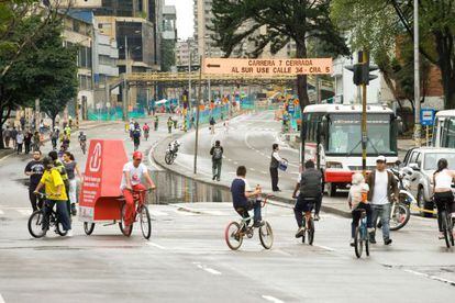 Una de las calles de Bogot&aacute; durante la Ciclov&iacute;a que cada domingo no permite el paso de los coches. 