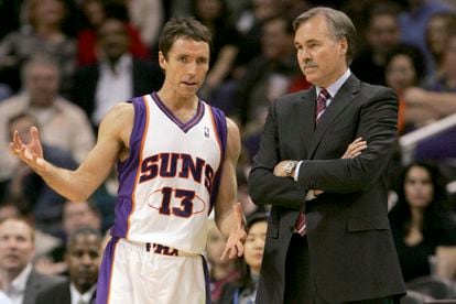 Nash y D'Antoni, en un partido en 2008 cuando uno era base y el otro entrenador de los Suns .