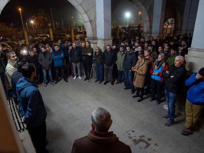 Los trabajadores de Sniace durante la asamblea que celebraron el jueves 13 de febrero en Torrelavega, tras conocer la decisión del consejo de administración de solicitar la liquidación de la empresa.