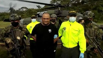 Militares colombianos vigilan el traslado de Dairo Antonio Usuga, 'Otoniel', tras su captura en Necoclí, en el departamento de Antioquia.