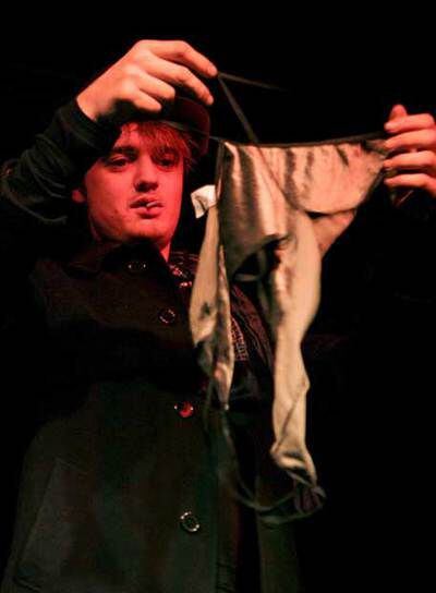 Pete Doherty observa la prenda que le tiraron al escenario.