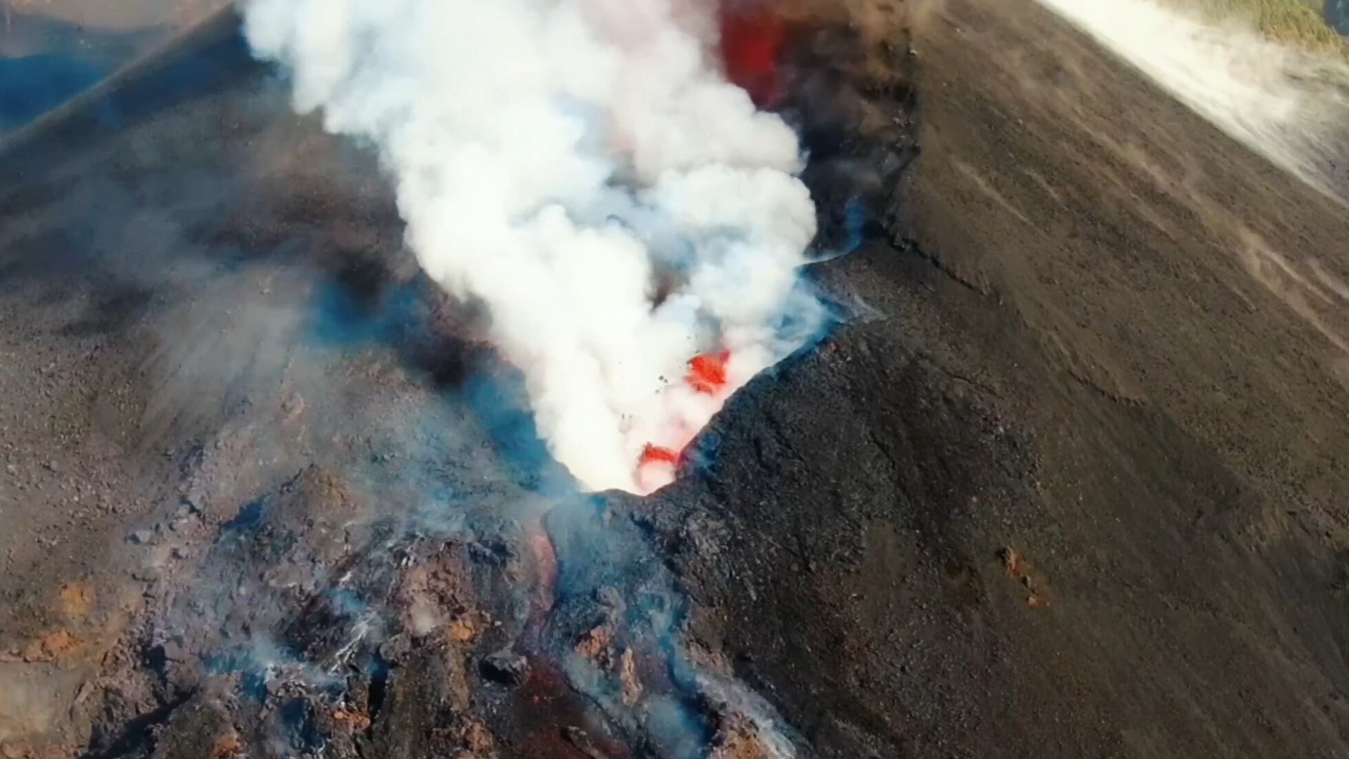 Video El Crater Del Volcan De La Palma A Vista De Pajaro Videos El Pais