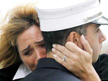 Una mujer llora abrazada a un bombero en Nueva York, durante la ceremonia por el sexto aniversario del 11-S.