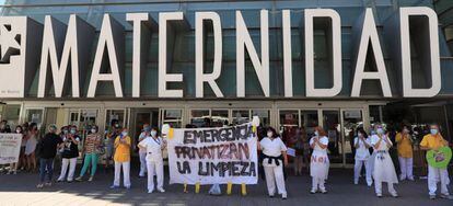 Trabajadoras de la limpieza del Hospital Gregorio Marañón durante una concentración a las puertas del centro hospitalario con motivo de la huelga de 48 horas que iniciaron este lunes en protesta por la privatización del servicio.