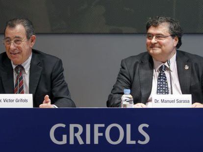 El presidente y consejero delegado de Grifols, V&iacute;ctor Grifols, y el neurobi&oacute;logo Manuel Sarasa.