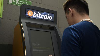 Una persona utiliza un ATM de Bitcoin en San Salvador, El Salvador.