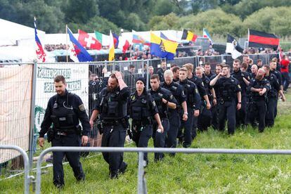 Policías alemanes vigilan el reciento del macrofestival de música ultra.