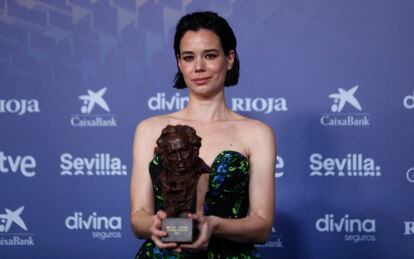 Laia Costa posa con el Goya a mejor actriz protagonista por su papel en 'Cinco lobitos'.