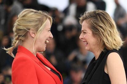 La directora francesa Andrea Bescond (i) y la actriz Karin Viard (d) posan para los fotógrafos durante la presentación de su película "Little Tickles (Les Chatouilles)" en el Festival de Cannes, el 14 de mayo de 2018.
