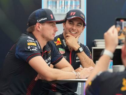 Sergio Pérez y Max Verstappen durante una actividad frente a medios previa al Gran Premio de Japón, este jueves.