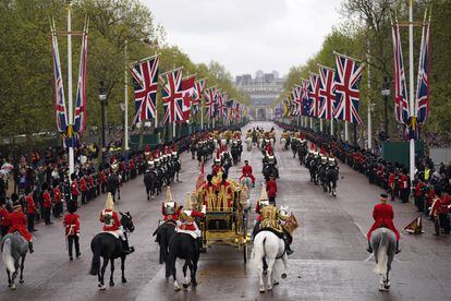 La carroza real avanza por las calles de Londres camino de la abadía de Westminster. 