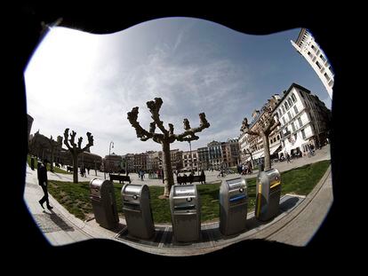 Contenedores en la plaza del Castillo de Pamplona.