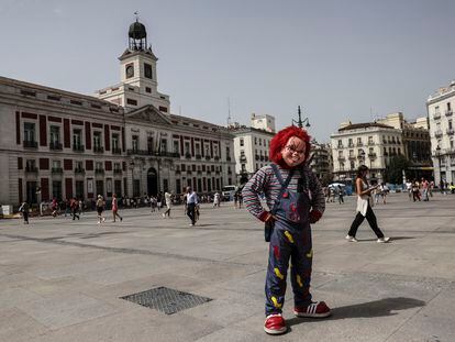 Carlos enfundado en su traje de Chucky, en la Puerta del Sol este miércoles.
