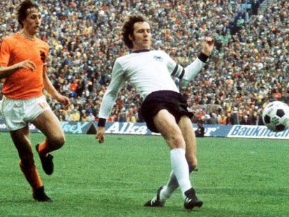 Johan Cruyff disputa el bal&oacute;n a Franz Bekcenbauer, durante la final de la Copa del Mundo de 1974, entre Alemania y Holanda, en M&uacute;nich (Alemania). 