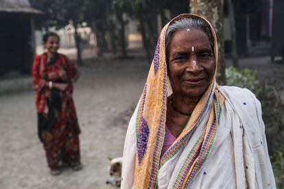 Rajavala Dei tiene hoy 80 años. Perdió a un hijo de mes y medio en la guerra y fue agredida por un grupo de soldados en un bosque de bambú junto a su aldea. Pertenece a la minoría hindú, que fue especialmente perseguida durante un conflicto que tuvo un importante componente religioso.