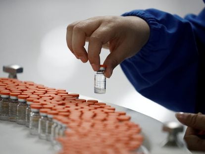 Un trabajador manipula viales de la vacuna de la empresa china Sinovac Biotech, en septiembre en Pekín.