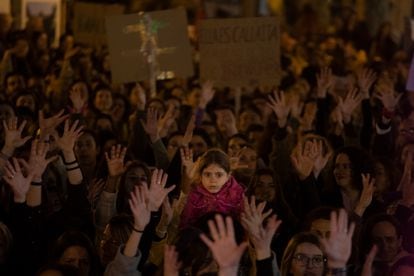 Cientos de mujeres han participado en la manifestación encabezada por el Moviment Feminista de Mallorca por el 8-M, en Palma de Mallorca.