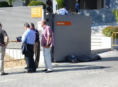 El cadáver del obrero peruano yace a la entrada del polígono industrial de Alcobendas.