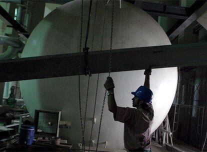 Un trabajador, durante las obras de construcción de la planta nuclear de Bushehr, situada al sur de Irán.