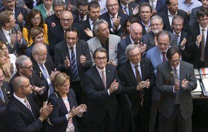 Artur Mas, rodeado de regidores, el pasado d&iacute;a 4, en un acto de apoyo al 9-N en el Palau de la Generalitat.   