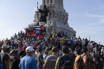 Cientos de manifestantes se congregan en el monumento a Máximo Gómez, en La Habana. 