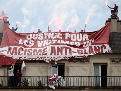 Miembros del grupo ultra Génération Identitaire despliegan una pancarta en la plaza de la República, en París, el pasado junio.
