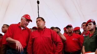 El entonces ministro de Petróleo de Venezuela Rafael Ramírez (izquierda) junto a Hugo Chávez, en 2008, en Caracas.