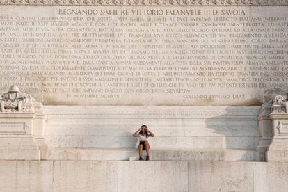 Una visitante posa ante el monumento al soldado desconocido, en el centro de Roma.