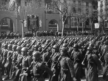 Tropas españolas desfilan por las calles de Barcelona durante la parada militar organizada con motivo del tercer aniversario de la conquista de la ciudad, el 27 de enero de 1942.