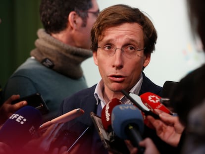 El alcalde de Madrid, José Luis Martínez-Almeida, atiende a los medios durante la presentación de la programación del carnaval 2023, el 10 de febrero de 2023.