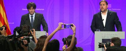 El presidente de la Generalitat de Cataluña Carles Puigdemont(i), y el vicepresidente del Govern y Conseller de Economía, Oriol Junqueras(d), comparecen ante los medios de comunicación en el Palau de la Generalitat. EFE/Toni Albir