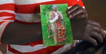 Una de las mujeres de Butula mostrando una fotografía a su salida del hospital tras ser agredida por su marido. 