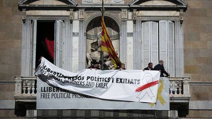 Las pancartas en el palacio de la Generalitat que Quim Torra tuvo que retirar tras la decisión de la Junta Electoral.