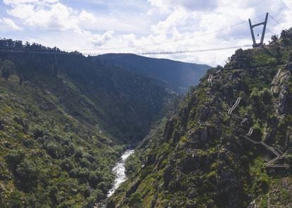 El 516 Arouca se eleva 175 metros sobre el río Paiva y quien se atreva a cruzarlo deberá caminar más de medio kilómetro sobre una plataforma de rejilla metálica. |