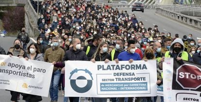 Transportistas gallegos, durante la protesta de este jueves, en Ourense. 