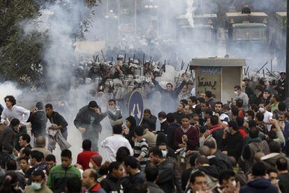 Manifestantes antigubernamentales se enfrentan a las fuerzas de seguridad en El Cairo.