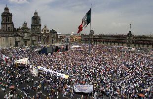 Unas 150.000 personas se concentraron ayer en el Zócalo de la capital mexicana, la plaza más grande de América Latina, para seguir el acto zapatista.