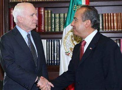 John McCain y el presidente de México, Felipe Calderón