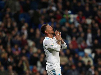 FOTO: Sergio Ramos se lamenta la derrota en el Bernabéu ante el Leganés. / VÍDEO: Declaraciones de los jugadores del Real Madrid C.F., tras el partido.