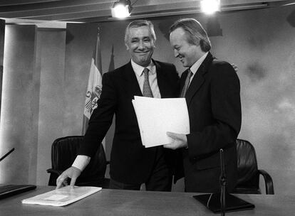 Javier Arenas y Josep Piqué, en una rueda de prensa posterior al Consejo de Ministros en 1998.