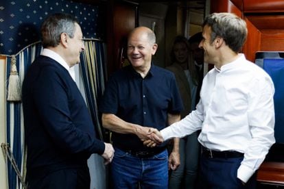  Mario Draghi (izquierda) y Emmanuel Macron (derecha) saludan al canciller alemán, Olaf Scholz, en el interior del tren que les ha llevado desde Polonia a Kiev. 
