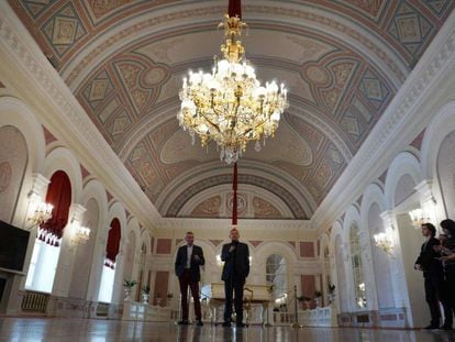 El director del ballet del Bolshoi, Makhar Vaziev, y el director general del teatro, Vladimir Urin, hoy, 10 de julio, durante su rueda de prensa.