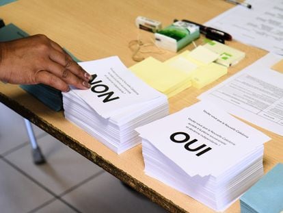 Una votante coge la papeleta del no en el referéndum de independencia celebrado en octubre de 2020.