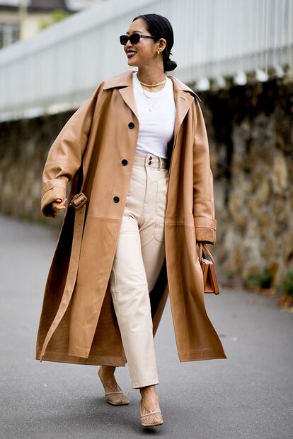 Ante la duda, elige colores de la misma gama: mezclar beige, nude y blanco es sinónimo de acierto seguro. Si además se pueden incluir los zapatos de red de Bottega Veneta que más éxito han consechado los últimos meses, el resultado es sobresaliente.