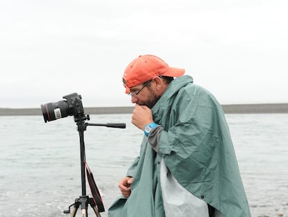 El periodista Clemente Álvarez en el río Elwha, en el Parque Nacional Olympic de Estados Unidos.