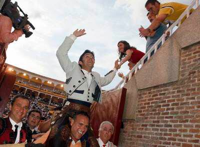 El rejoneador Diego Ventura sale a hombros por la puerta grande de la plaza de Las Ventas.