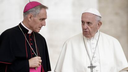 El arzobispo Georg Gänswein, junto al papa Francisco, en el Vaticano el 17 de octubre de 2018.