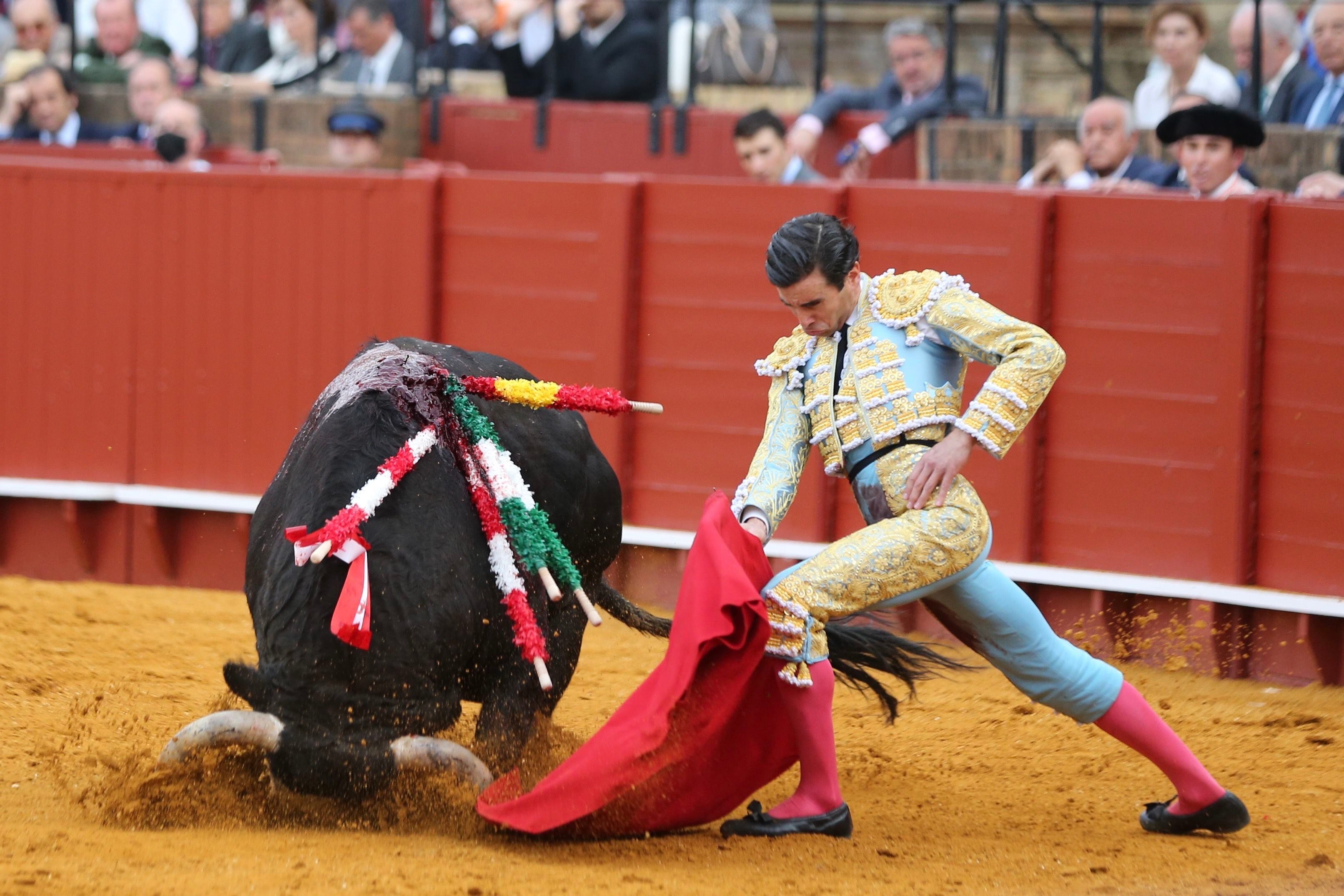 Sevilla 17/04/2022. Corrida de toros en la real maestranza de sevilla, juan Ortega en su segundo toro. FOTO. ALEJANDRO RUESGA