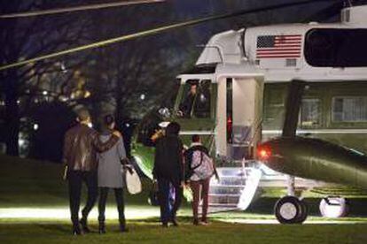 En la imagen, el presidente de EE.UU., Barack Obama, su hija Malia, la primera dama Michelle Obama, y su hija Sasha, salen de la Casa Blanca para unas vacaciones de Navidad en Hawai.